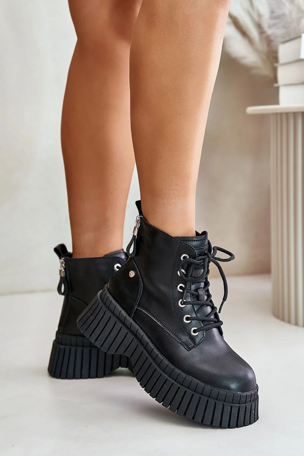 Bottines femmes style moderne audacieux cuir noir haute lacet métallique semelle compensée look urbain tendance grunge punk