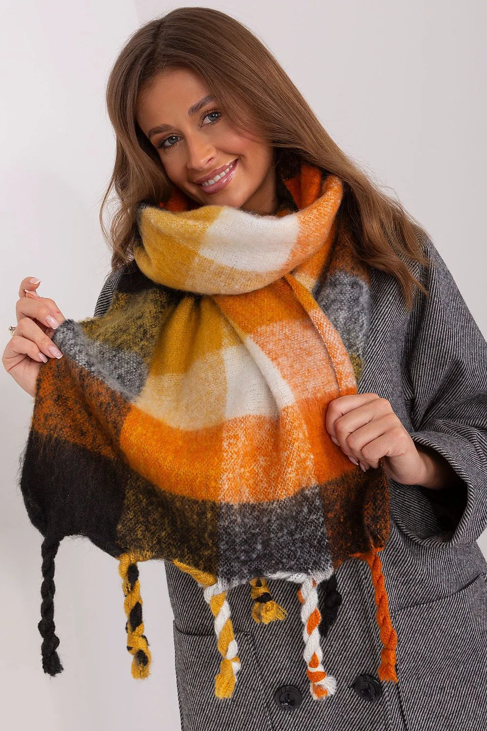 Écharpe longue pour femme en carreaux colorés en polyester avec pompons et franges, style moderne et chaleureux, idéale pour l'automne et l'hiver