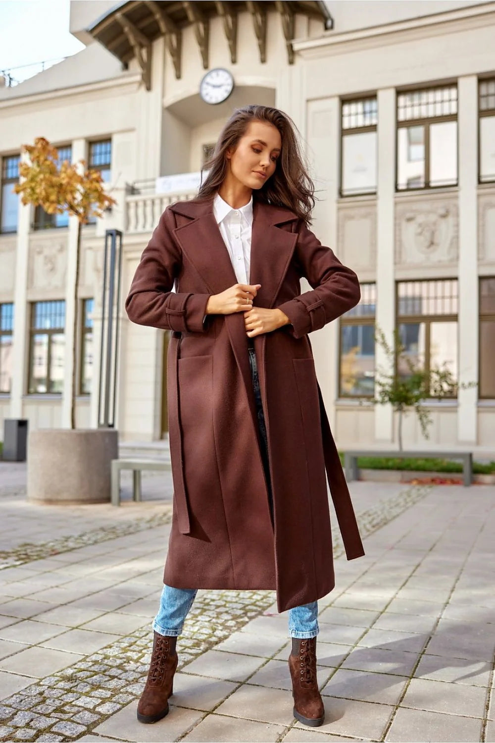 Manteau long élégant pour femmes en laine marron foncé, coupe intemporelle avec ceinture ajustable et col à revers large