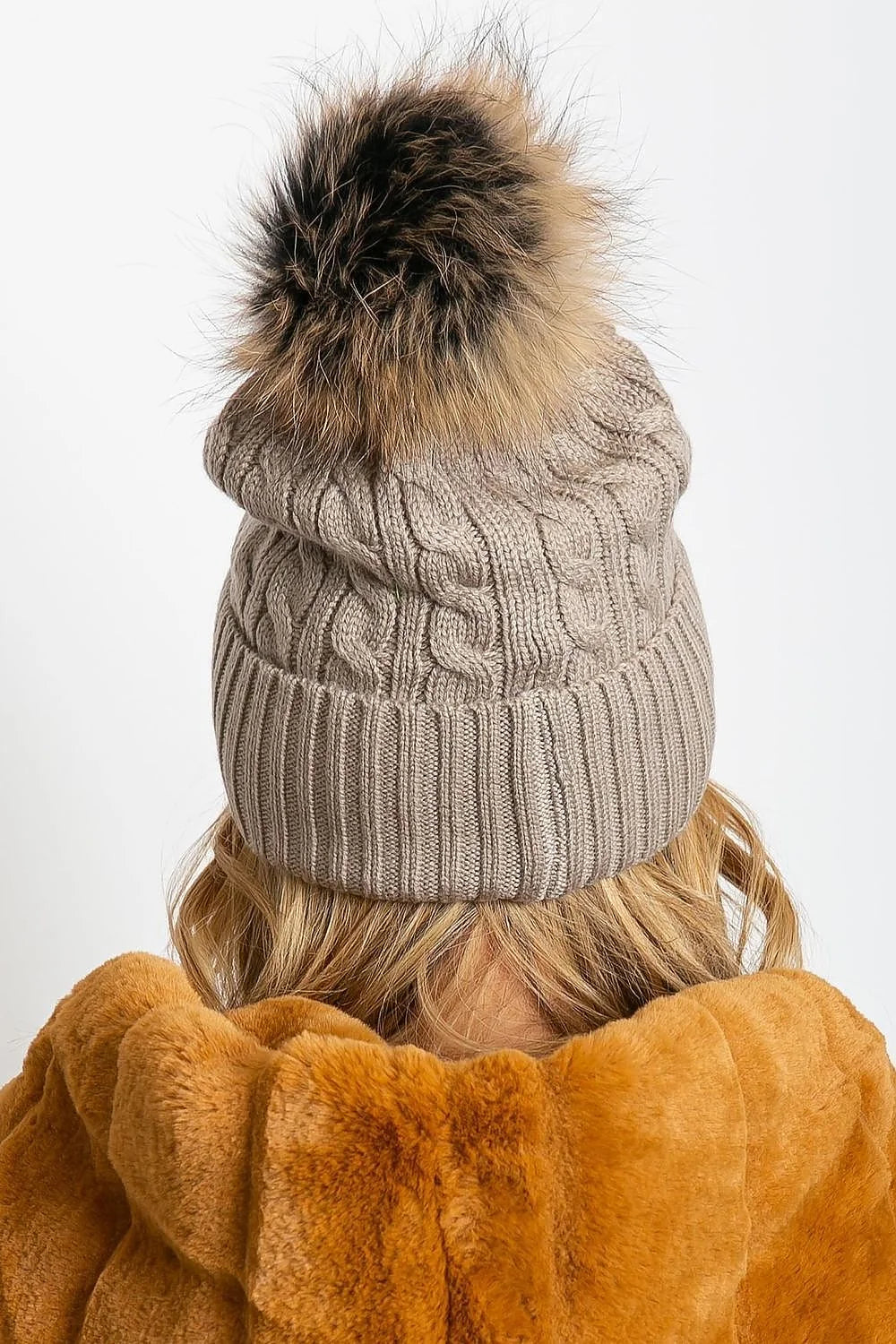 Bonnet tricot élégant pour femme texture côtelée beige doux pompon fourrure fausse matières luxueuses ajusté froid hiver