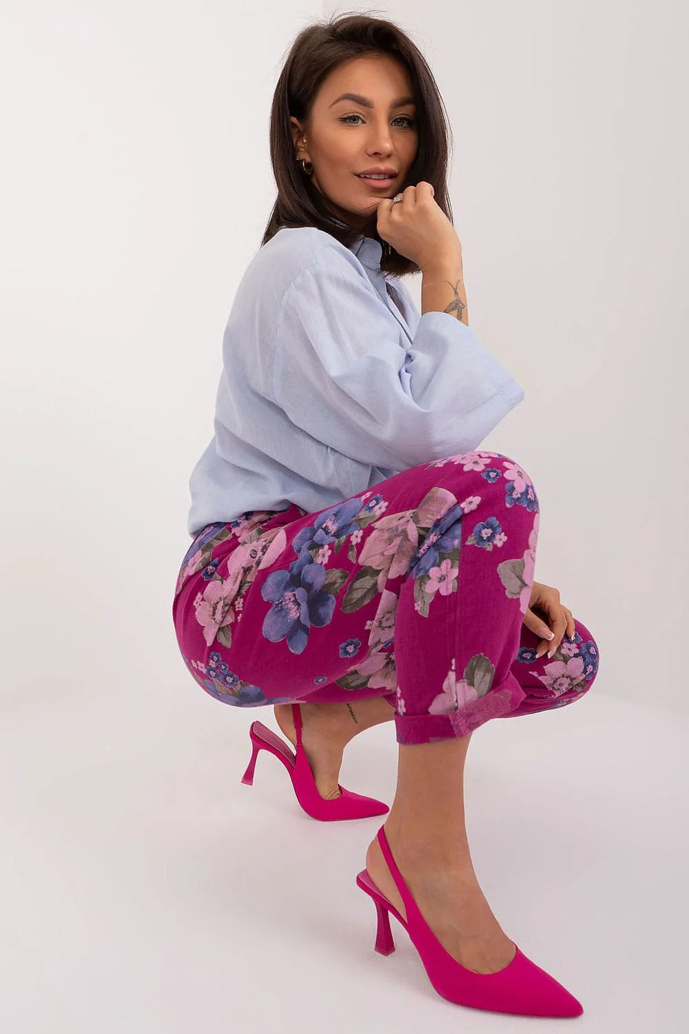 Pantalon femme Italy Moda à motif floral, style décontracté, tissu coton, taille haute, coupe fuselée, occasion versatile, design moderne, couleur violet-rose, ceinture intégrée, poches latérales, escarpins talons hauts, look casual chic