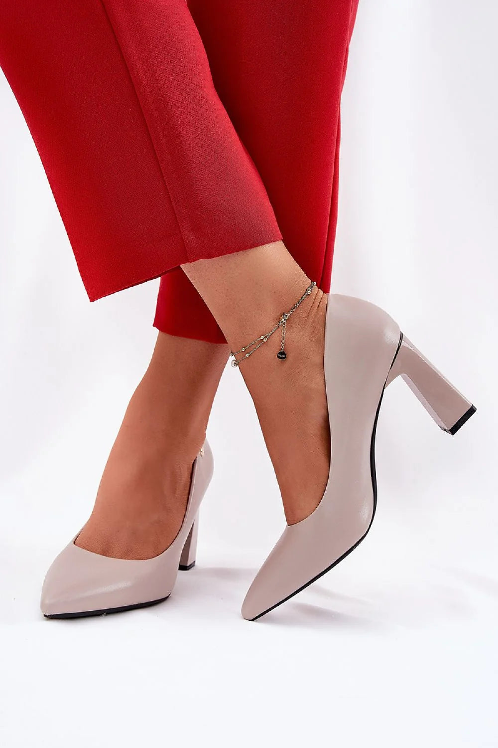 Escarpins élégants talon large couleur taupe détail chaîne cuir artificiel femme confortables soirées travail
