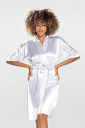 Peignoir féminin élégant en satin stretch manches trois-quarts col châle blanc pure coupe kimono