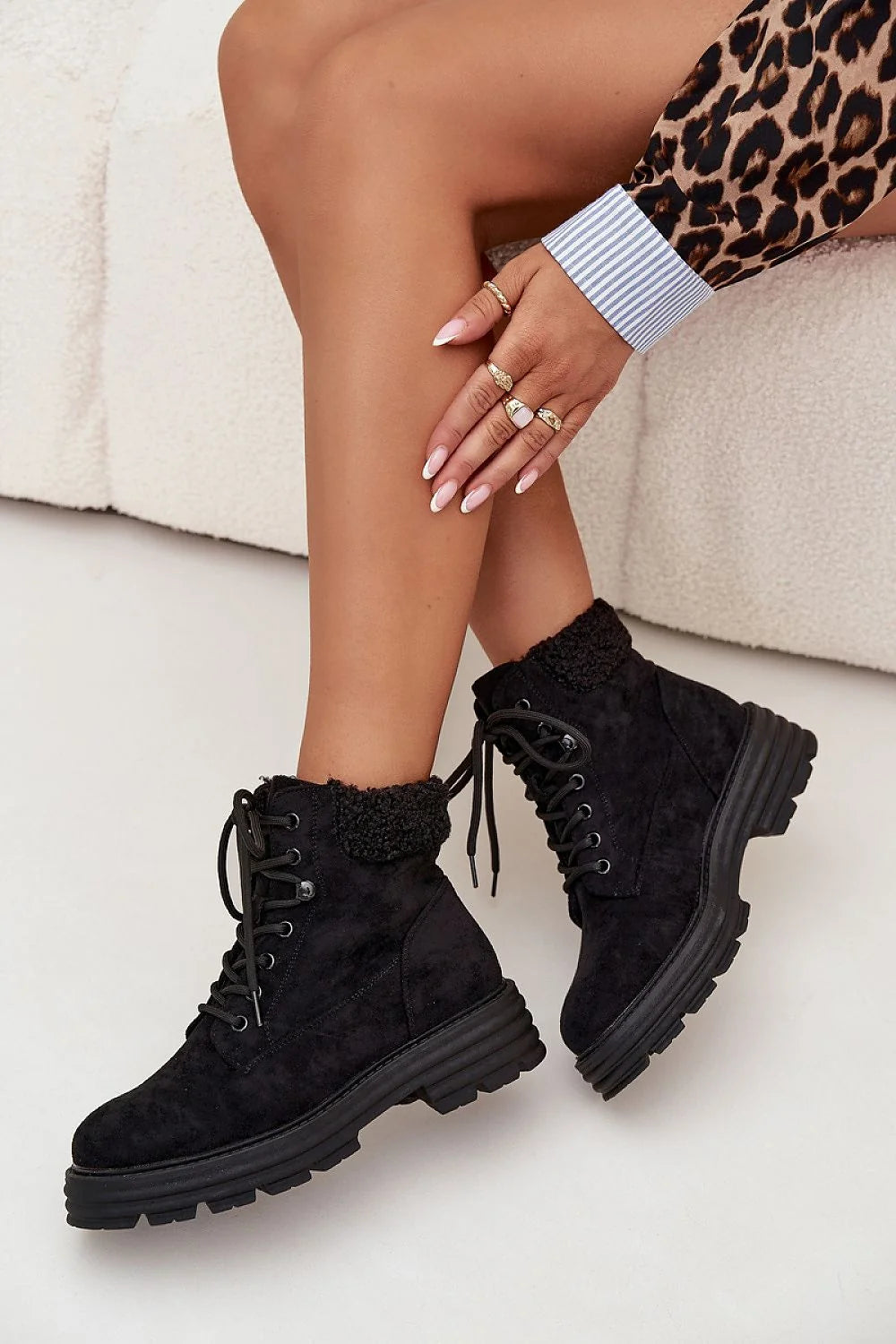 bottines femme suédine écologique lacets cheville haute sherpa peluche chaud cosy semelle épaisse crantée antidérapante bout rond œillets métalliques urbain