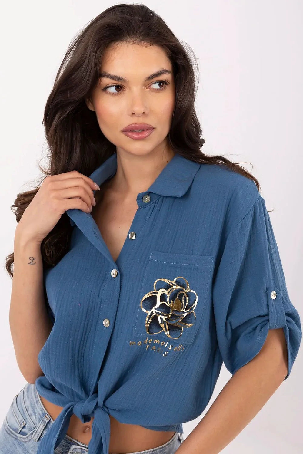 Chemise féminine moderne décontractée bleu coton manches longues ajustables poche brodée fleur nœud bas corsé