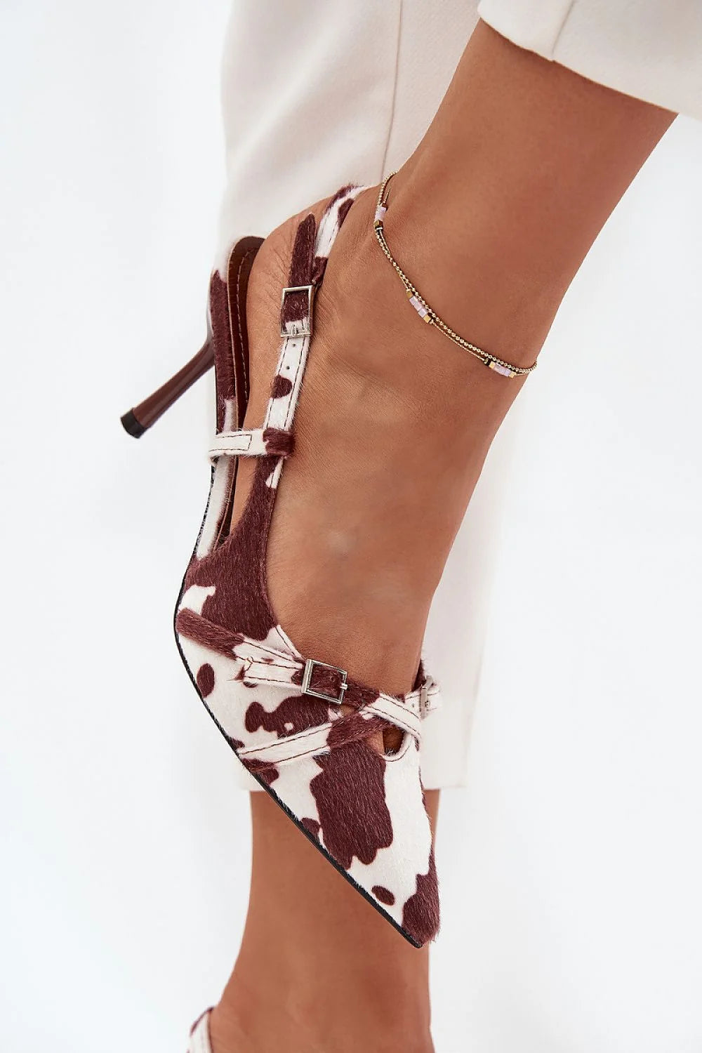 escarpins slingback femme bout pointu imprimé vache marron blanc ponyhair effet poilu texturé brides réglables boucles métalliques talon aiguille fin