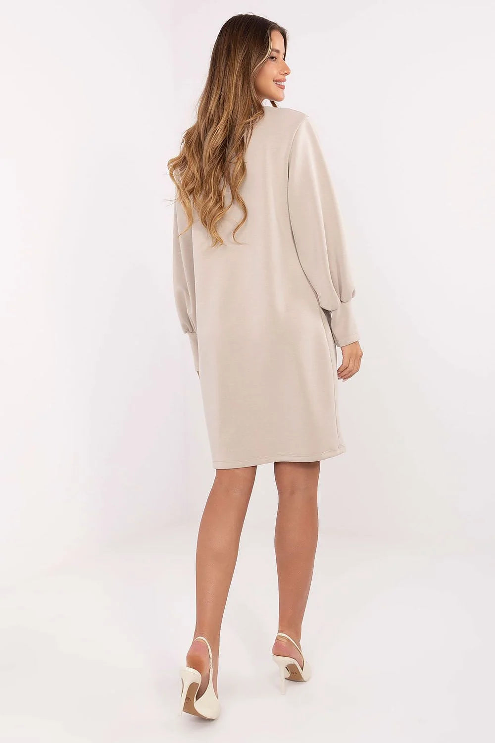 robe pull oversize beige maille molletonnée coupe droite genou encolure ronde manches bouffantes poignets resserrés poches latérales confortable