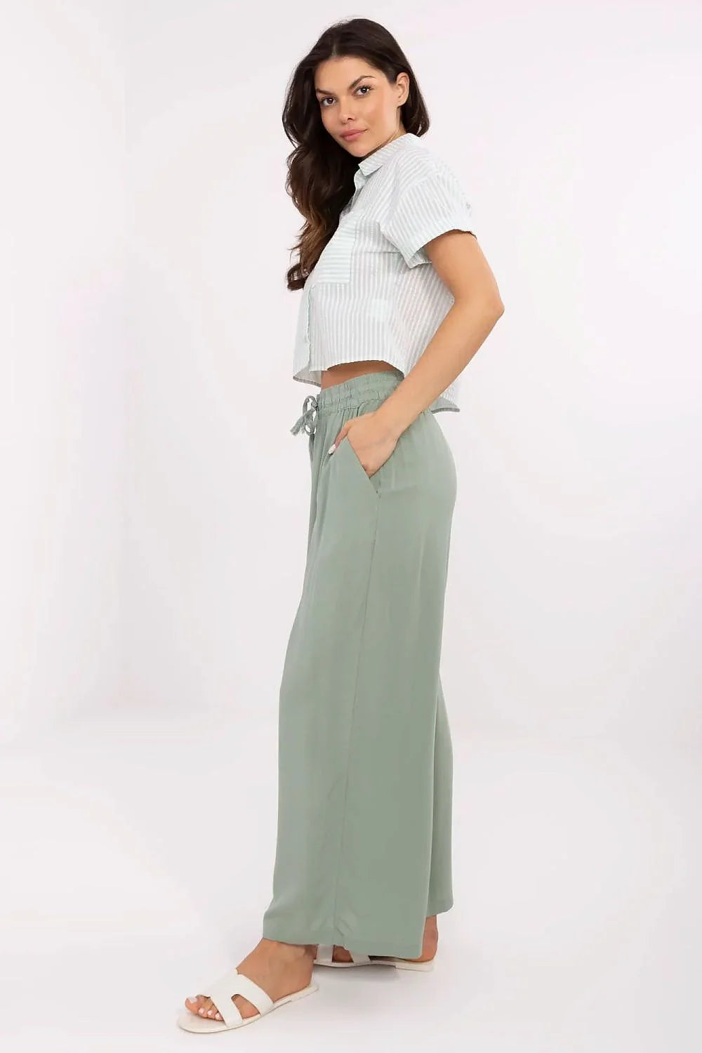 Pantalon femme Sublevel large fluide couleur verte高 taille haute ceinture élastique poches latérales veste chemise courte rayures verticales sandales blanches