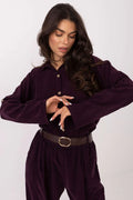 combinaison velours côtelé prune profond chemise boutonnée manches longues col taille élastiquée ceinture marron boucle ovale dorée coupe ample automne
