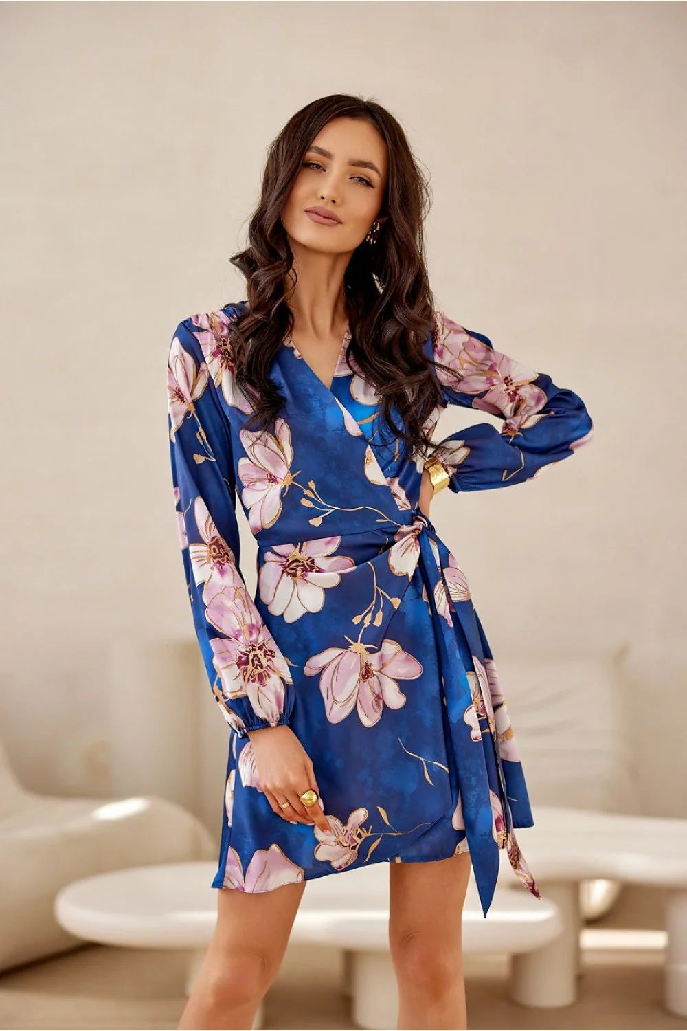 Robe de jour féminine élégante manches longues fleurs roses et blanches soie satinée taille ajustable femme soirée