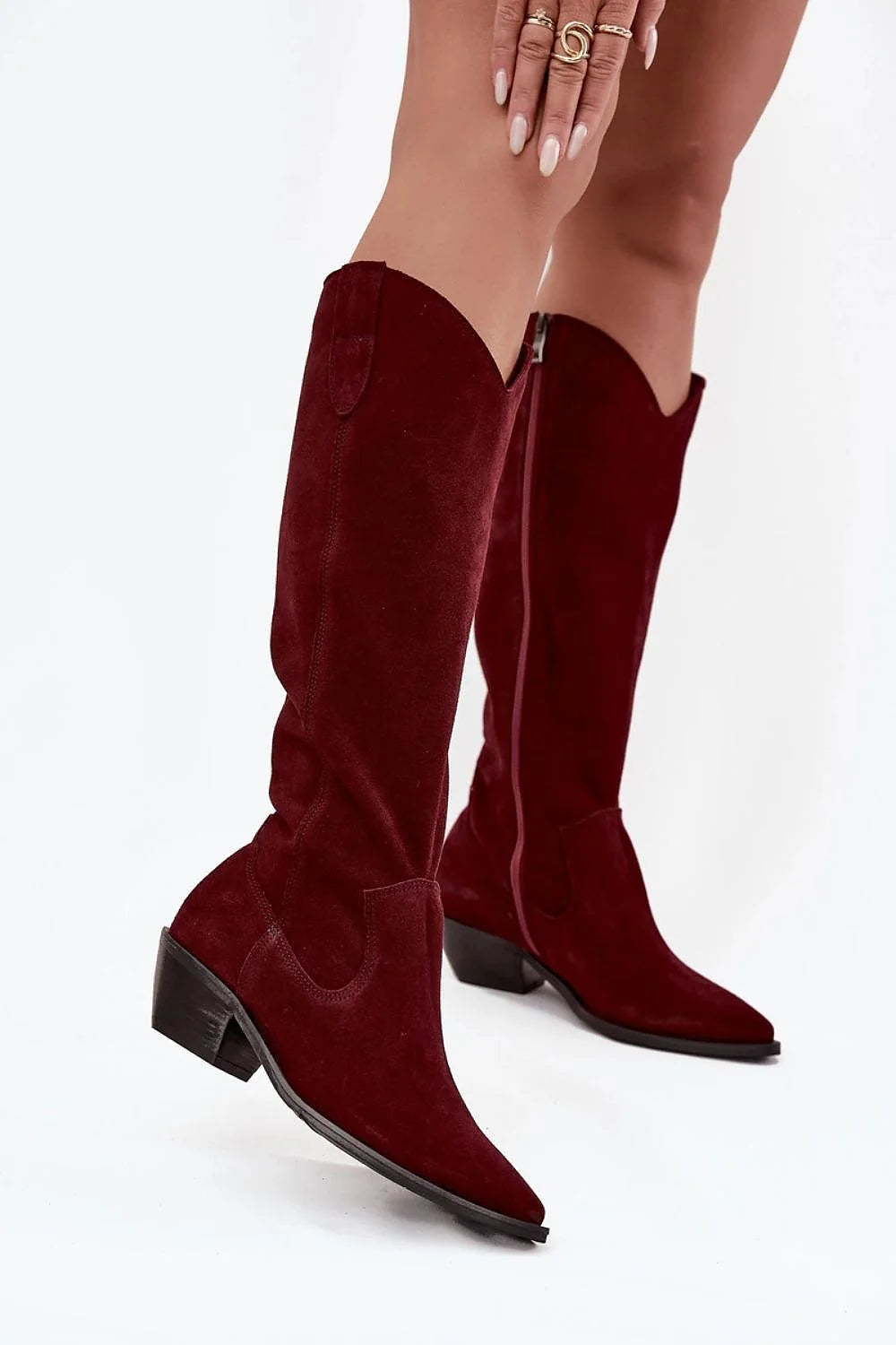 bottes cowboy femme suédine bordeaux hautes bout pointu talon bloc bas incliné surpiqûres décoratives découpe incurvée zippée latérale doublure feutre