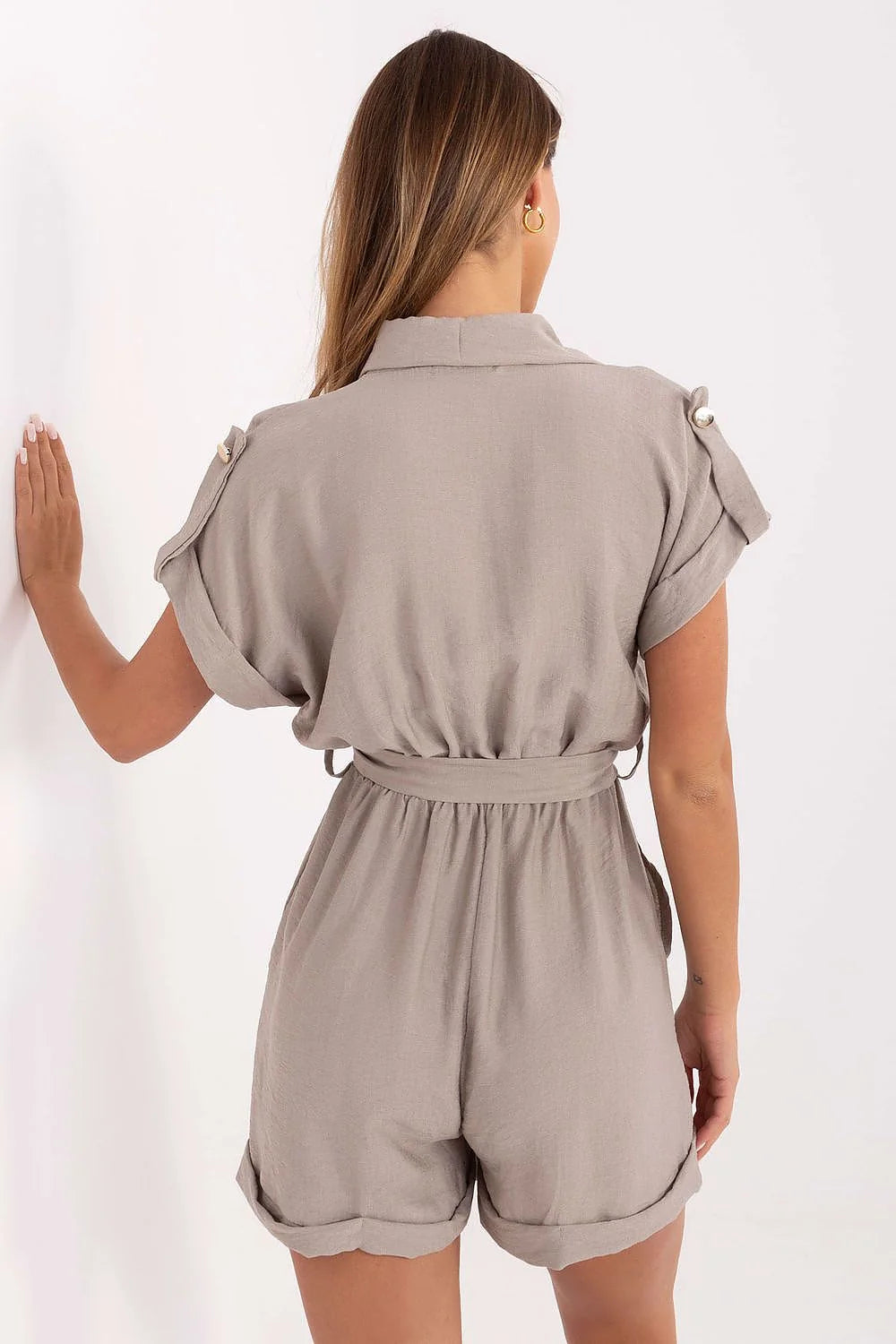 Combinaison féminine moderne taupe, viscose nylon, chemisier classique, manches courtes, poches poitrine, ceinture assortie, été, femmes