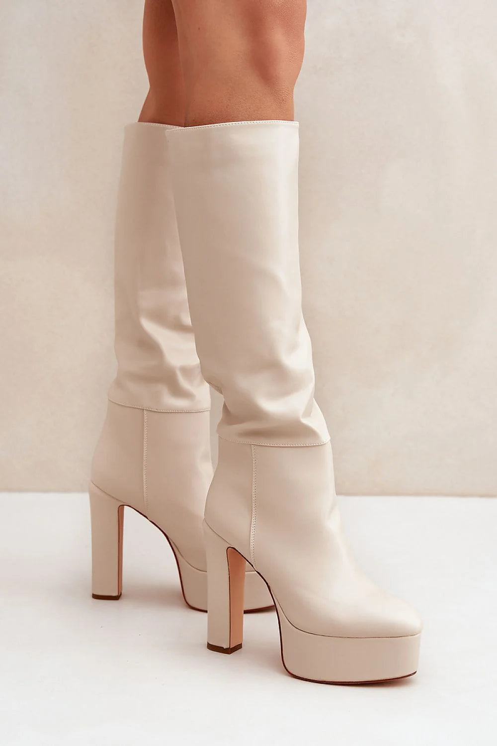 Bottes à talons Step in style en similicuir beige clair, hauteur 41 cm, confortable et élégante pour femmes