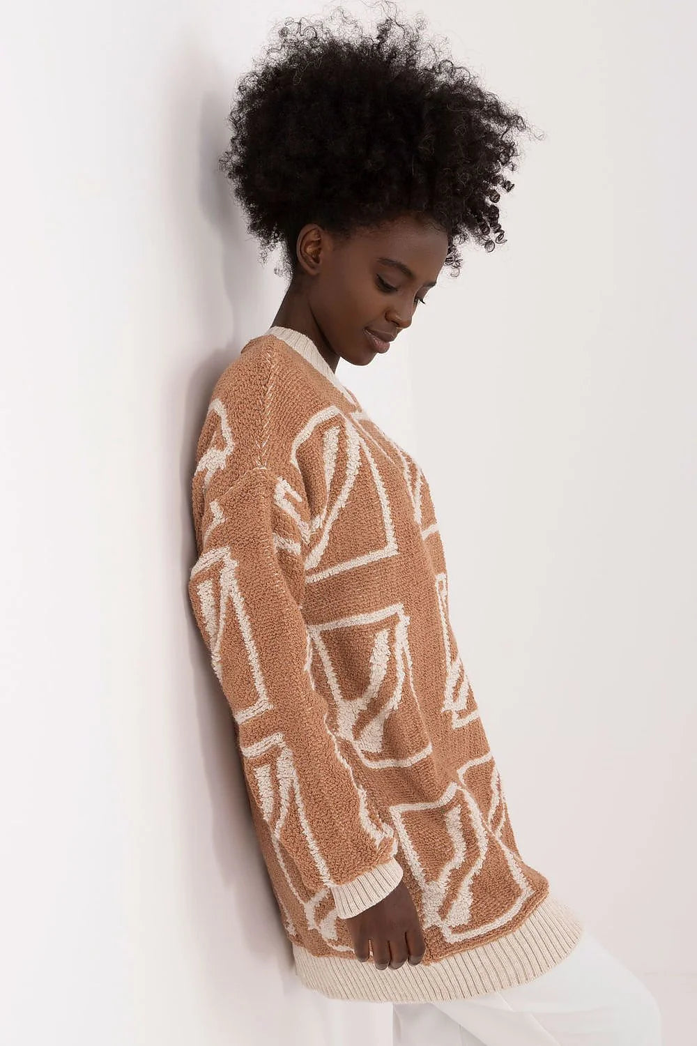 Chandail pour femme style décontracté longue coupe allongée maille texturée marron clair motifs géométriques manches longues col rond finitions côtelées soft à toucher