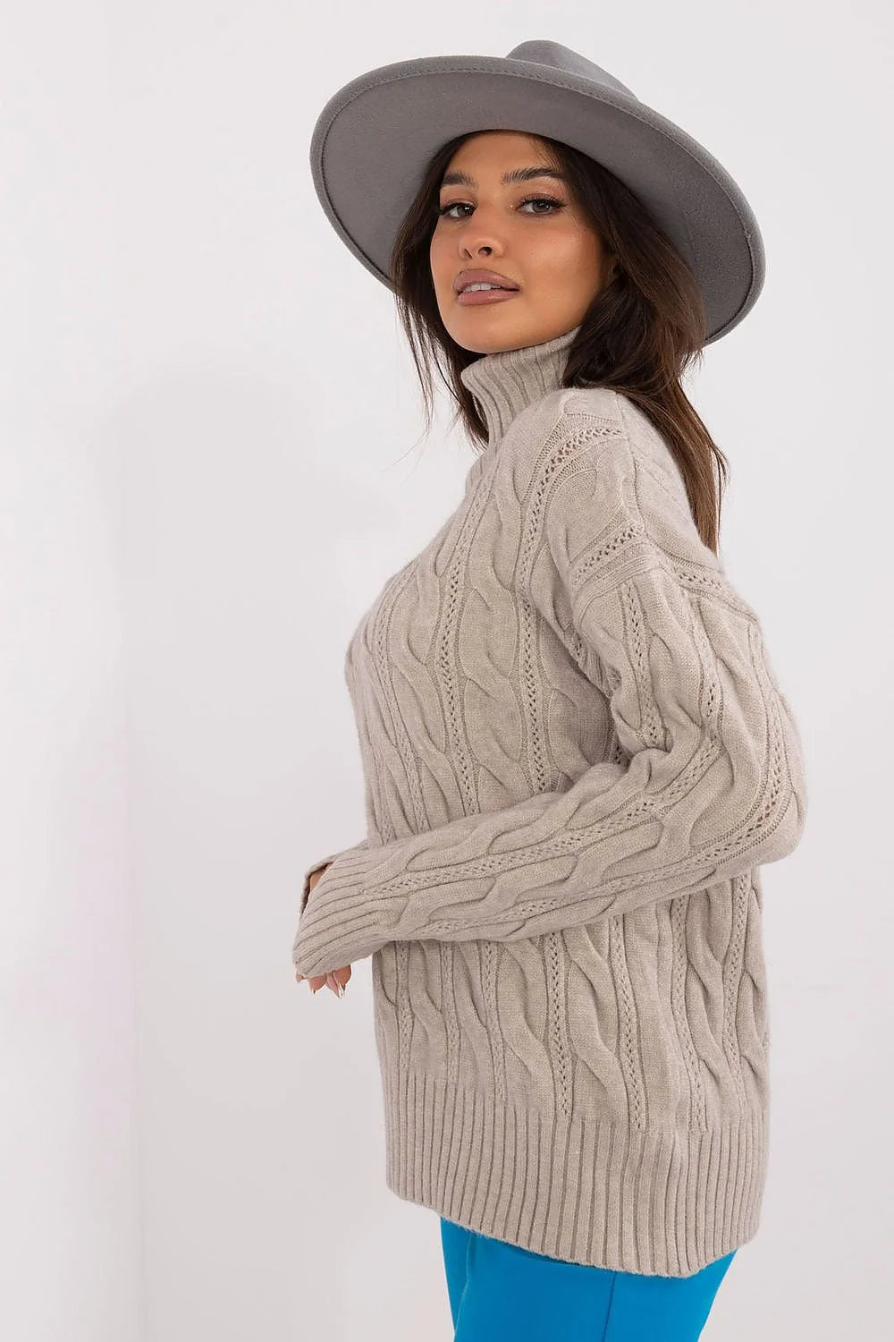 Pull col roulé torsadé style tricot irlandais pour femme, matériau confortable, coloris beige, manches longues, coupe ample, finitions côtelées