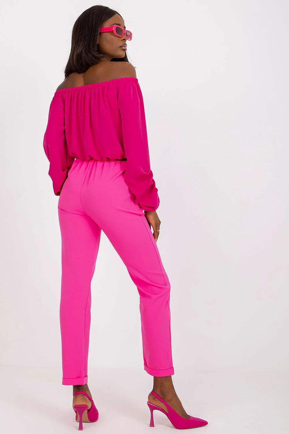 pantalon femme Italy Moda taille haute ceinture élastique décorative noire chaîne dorée poches latérales coupe ajustée cheville fuchsia polyester