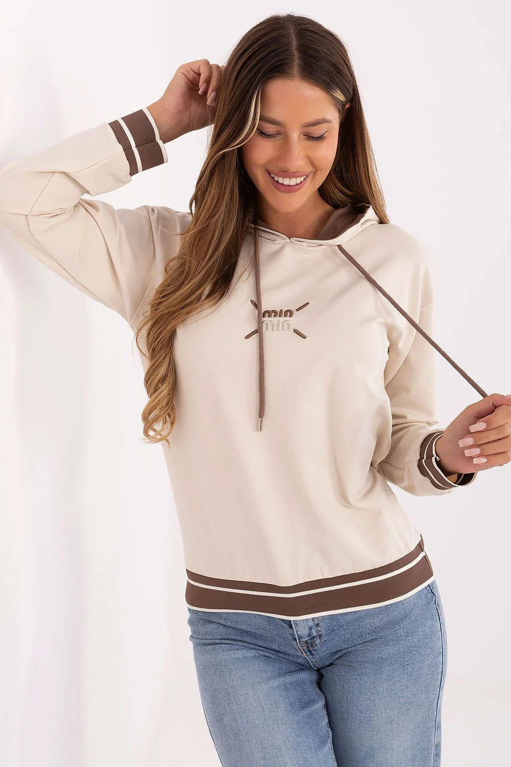 sweatshirt capuche femme beige crème finitions chocolat coupe droite légèrement ajustée manches longues poignets rayés ourlet cordons broderie tonale