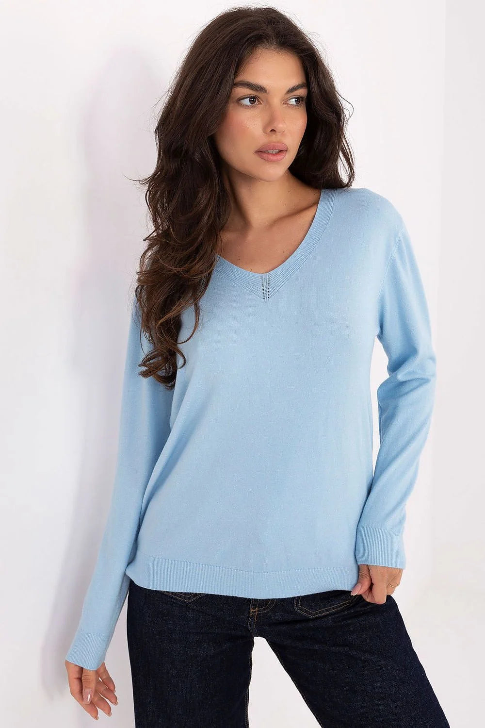 pull femme col V manches longues maille fine bleu ciel coupe décontractée longueur hanches bords côtes poignets ourlet tricot doux