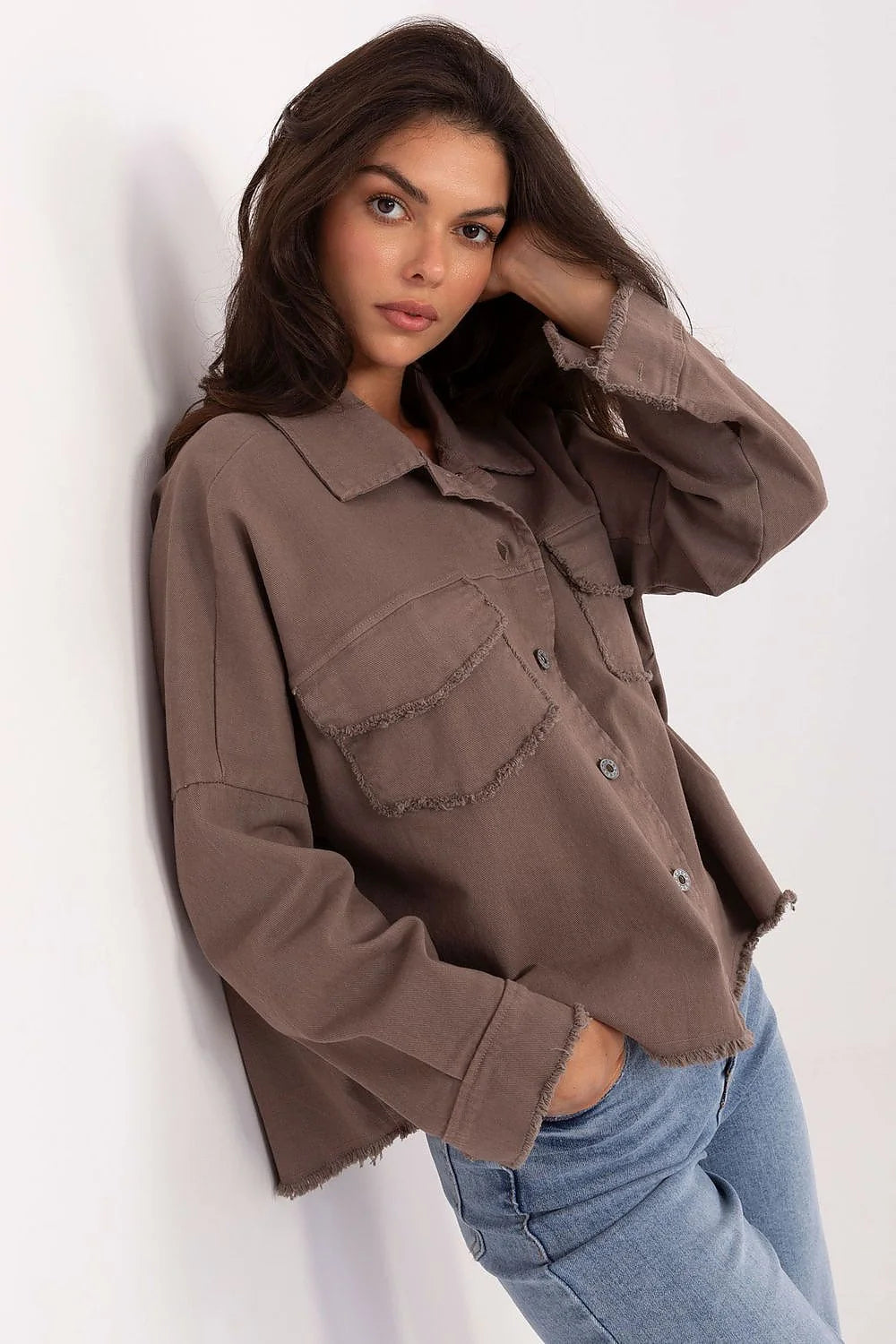 chemise jean femme oversize coton élasthanne taupe brun manches longues boutonnée poches poitrine rabat bords effrangés coupe droite longueur hanche