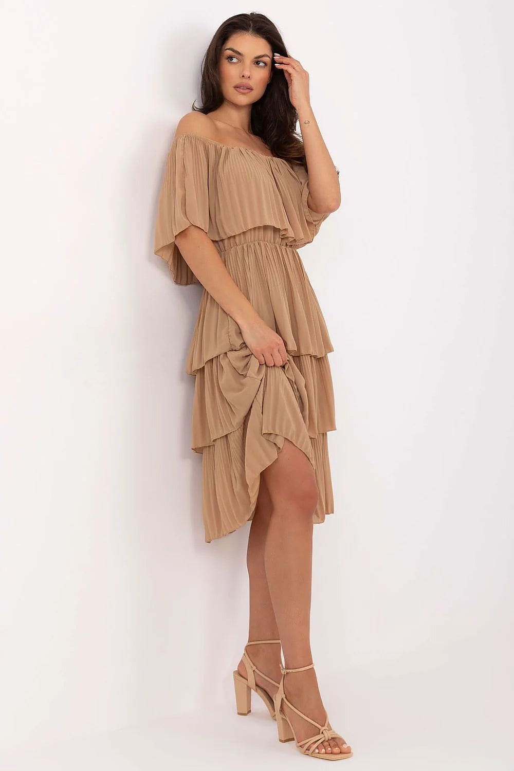 robe cocktail midi bardot volants mousseline chiffon plissé beige camel fluide aérienne épaules dénudées taille élastiquée doublure confortable bohème romantique