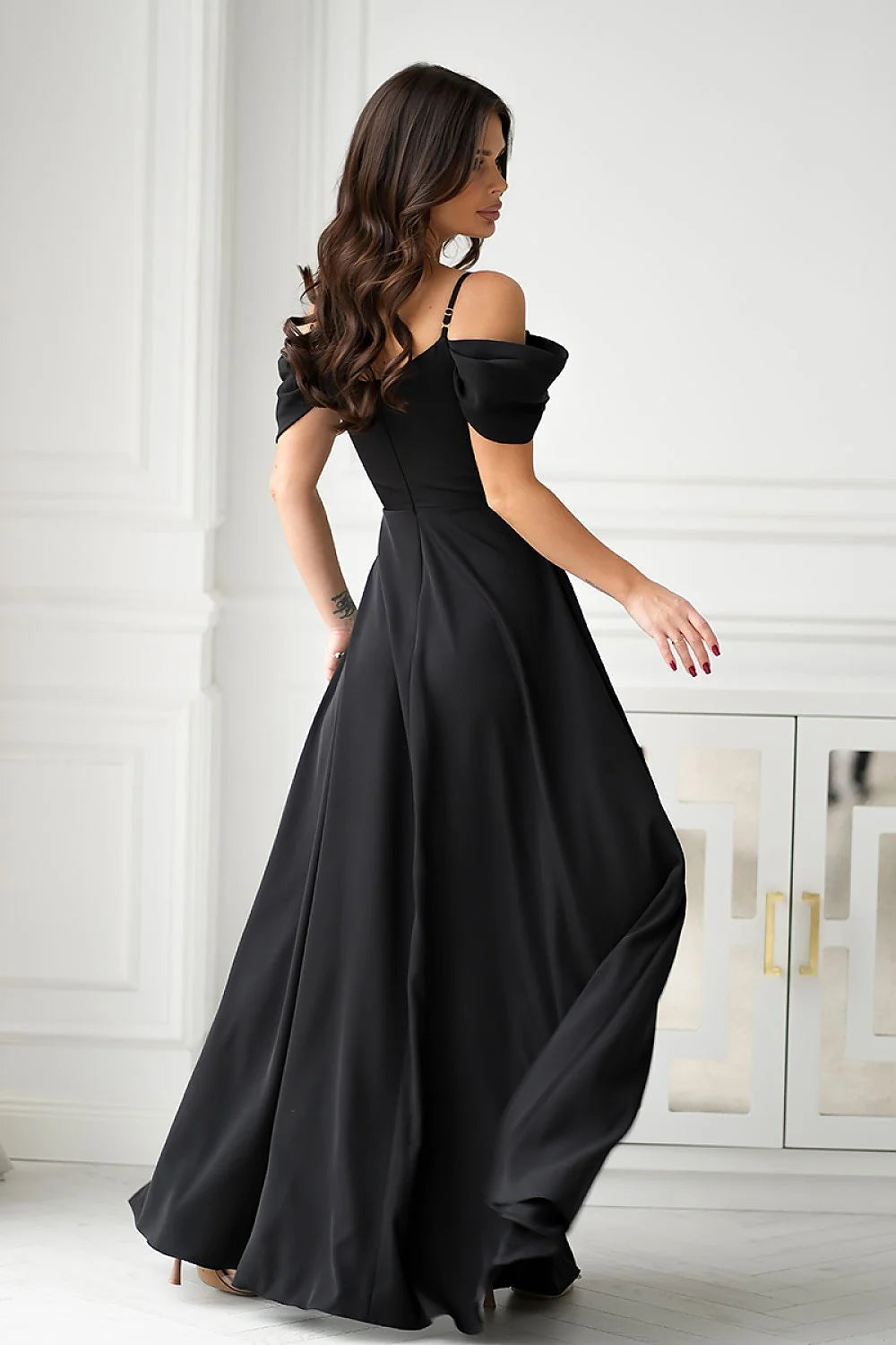 Robe longue soirée élégante sans manches épaules nues tissu fluide noir femme occasion spéciale