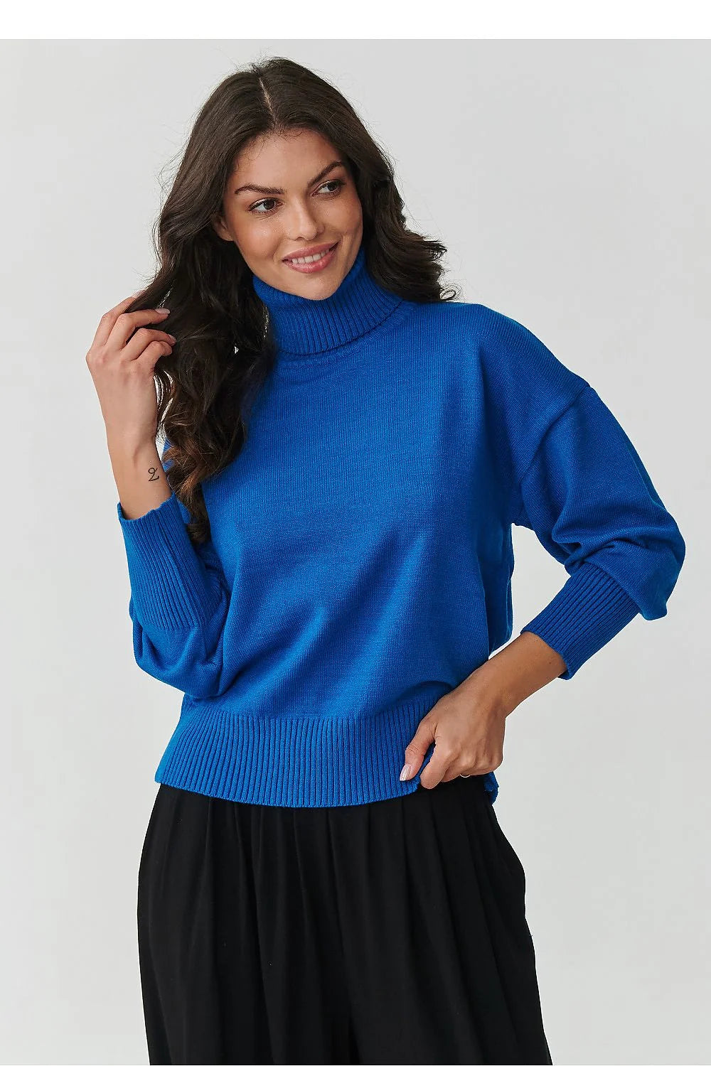 pull col roulé femme maille bleu roi oversize coupe ample épaules tombantes manches longues poignets côtelés bords côtes douce élégante