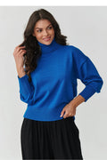 pull col roulé femme maille bleu roi oversize coupe ample épaules tombantes manches longues poignets côtelés bords côtes douce élégante