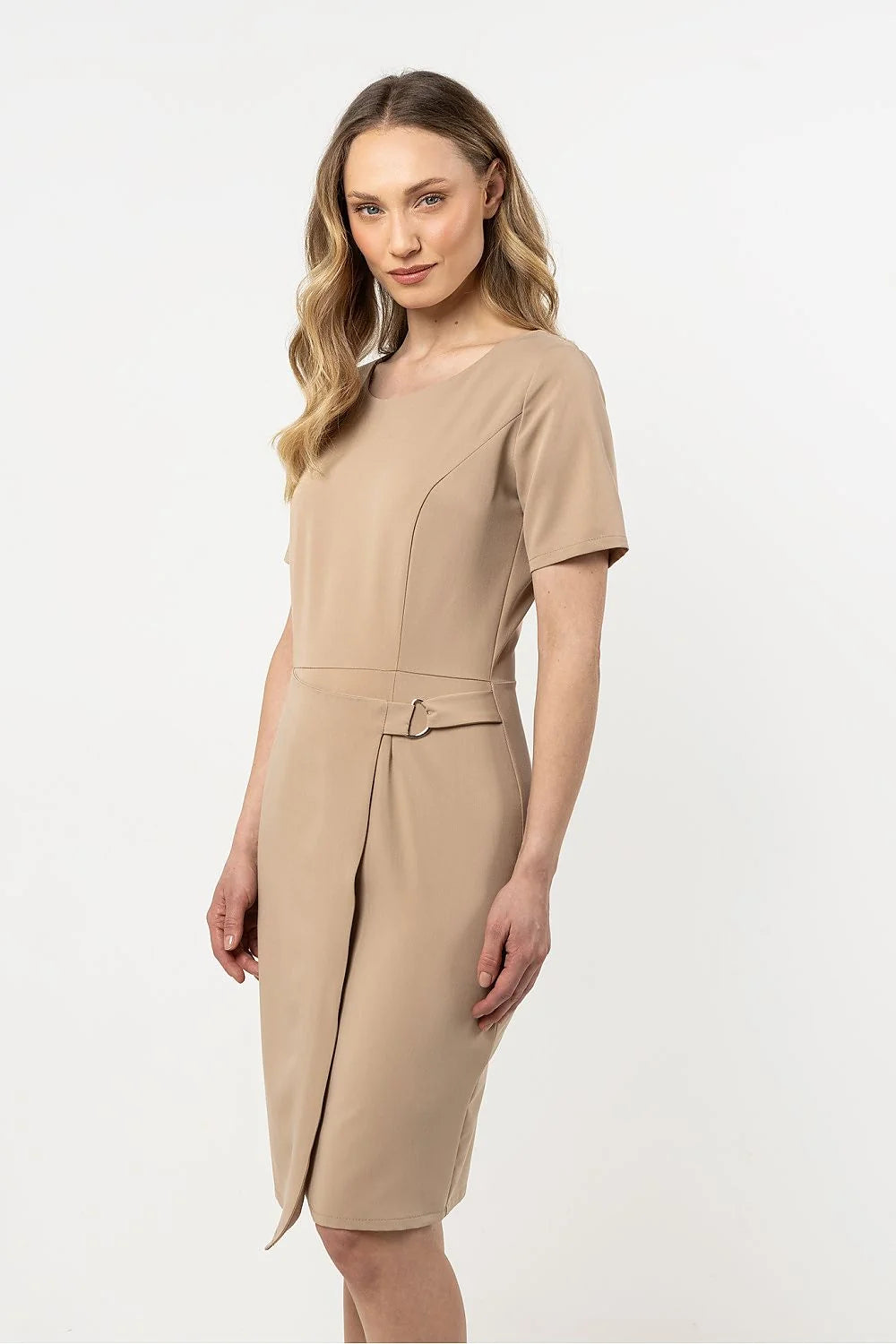 robe élégante ajustée fourreau mi longue manches courtes encolure ronde asymétrique boucle décorative fermeture éclair cachée beige polyester viscose elasthane