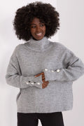 Pull col roulé femme design moderne élégant matière douce couleur grise claire manches longues boutons décoratifs coupe décontractée