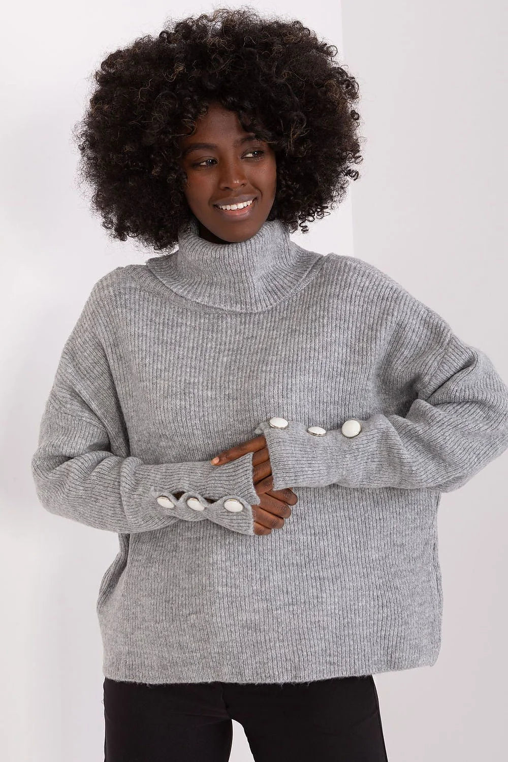 Pull col roulé femme design moderne élégant matière douce couleur grise claire manches longues boutons décoratifs coupe décontractée