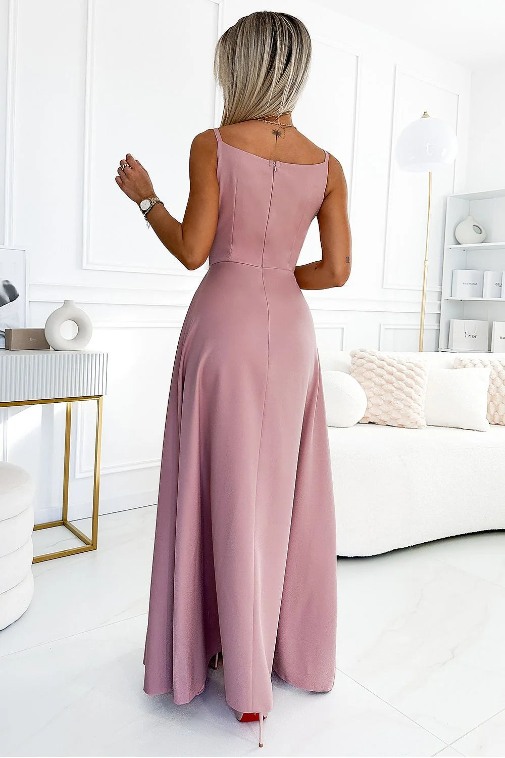 robe longue élégante rose poudrée Numoco cachecoeur décolleté V croisé taille marquée plis latéraux jupe fluide fente discrète