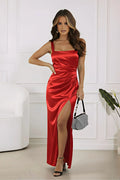 robe longue satinée éblouissante rouge brillante moulante décolleté carré bretelles larges drapé froncé taille fente haute corset ajustée