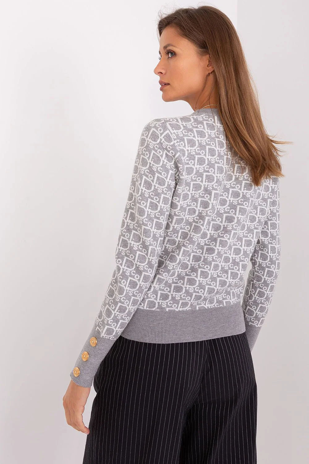 Chandail pour femme style moderne motif lettres blanc sur fond gris longues manches boutons dorés ajusté