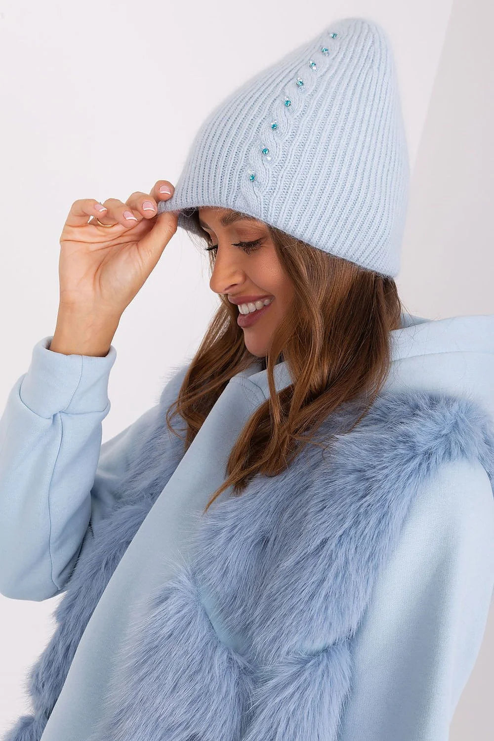 Bonnet d'hiver côtelé pour femme en acrylique et angora bleu pastel avec détails brillants, veste sans manches en fourrure synthétique et sweat à capuche