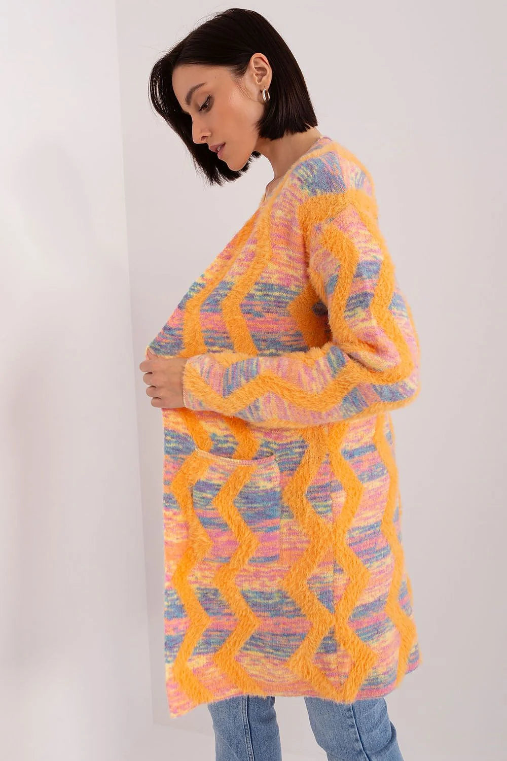 Cardigan femme style moderne motif géométrique couleurs pastel matière douce manches longues coupe ample sans fermeture