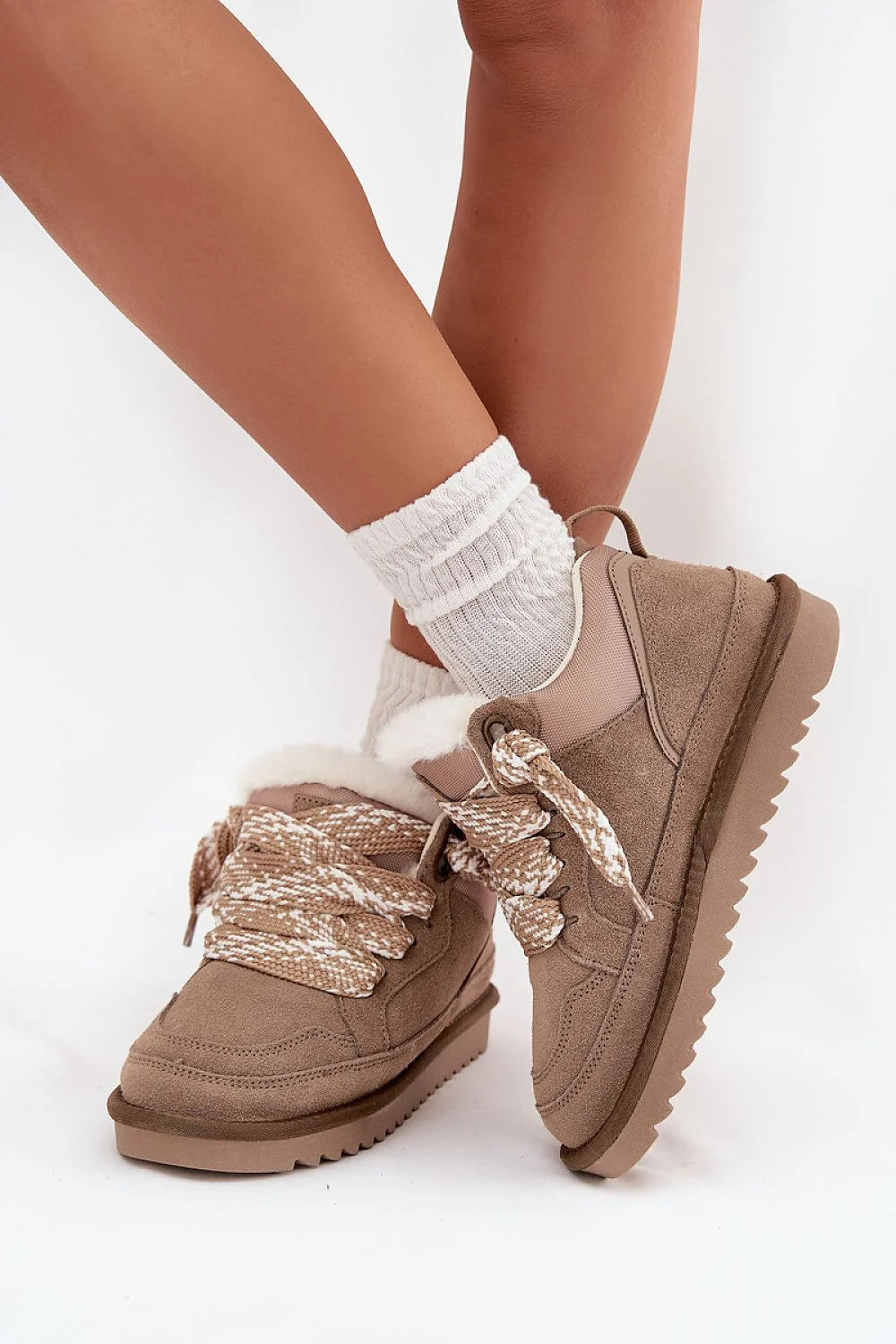 bottines neige femme daim suédine beige taupe fourrure intérieure blanche plateforme crantée semelle caoutchouc antidérapante lacets larges tressés