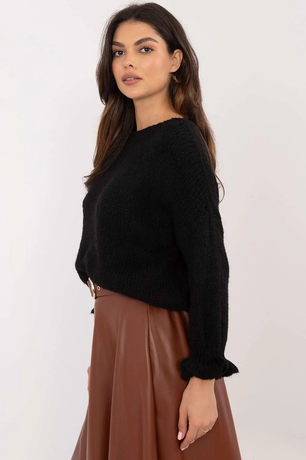 pull féminin élégant décontracté manches bouffantes longues poignets volantés col rond oversize cropped grosse maille noire douce chaude confortable côtelée