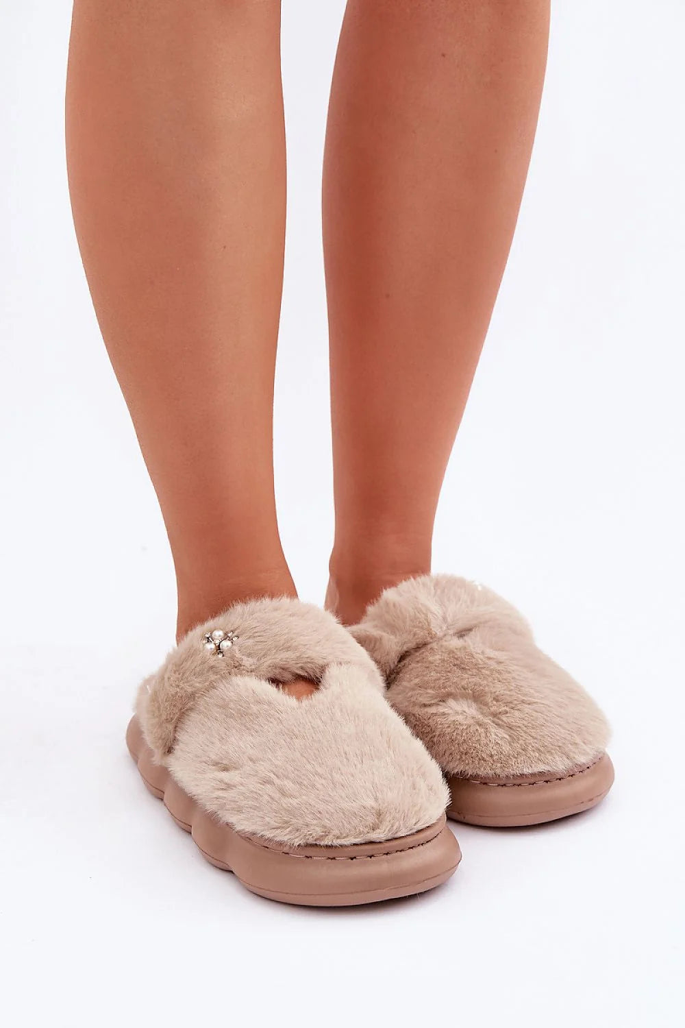 Pantoufles Step in style en fourrure synthétique beige clair pour femmes, confort et élégance à la maison, design ample et doublure chaude, semelle surélevée 3.5 cm