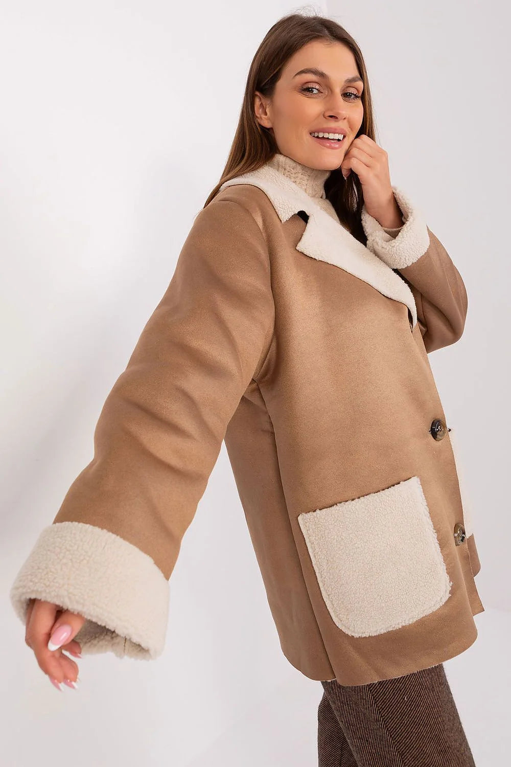 Veste d'hiver élégante pour femme en tissu satiné camel doublée sherpa beige manches longues coupe droite