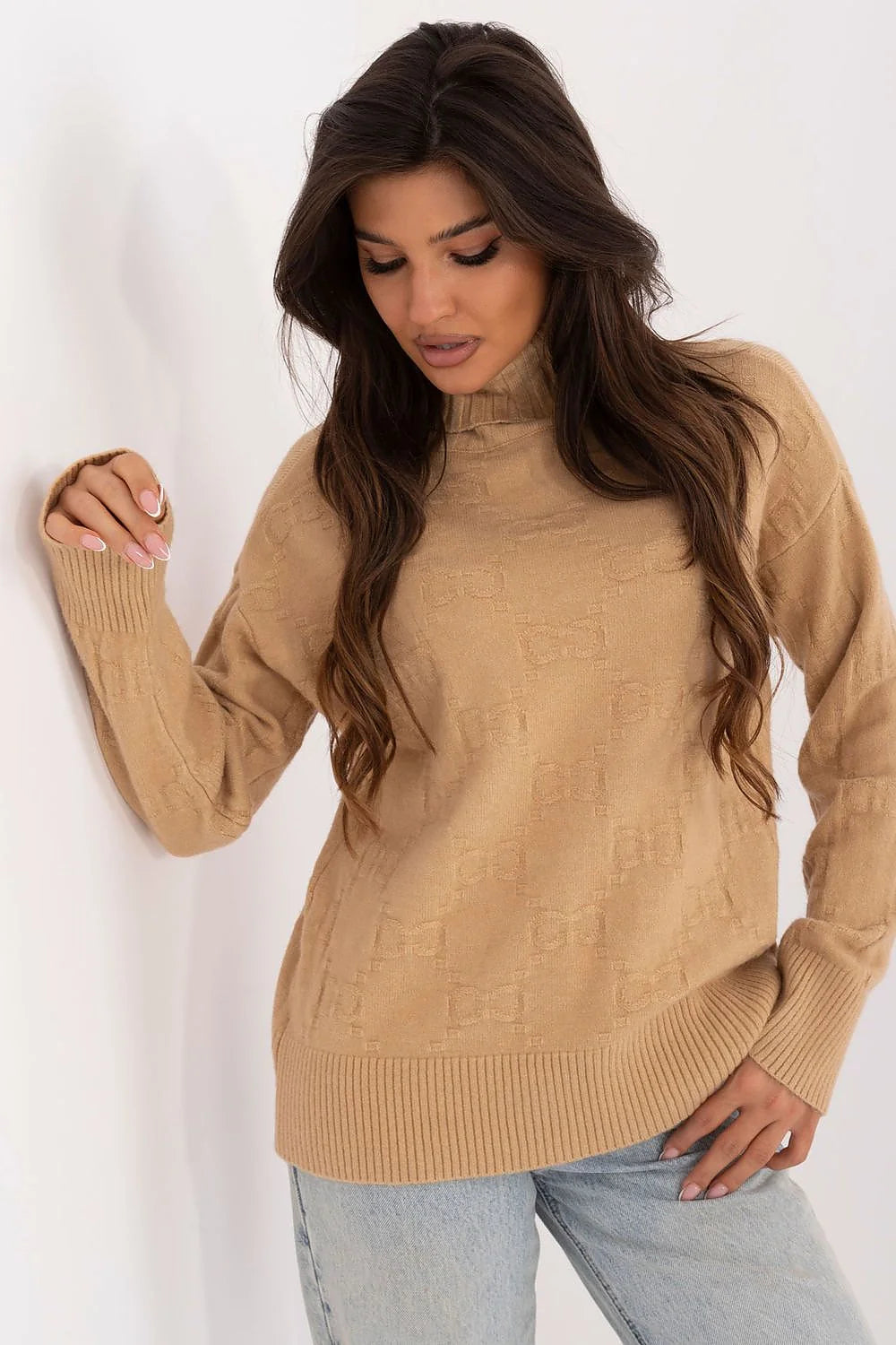 Pullover femme col roulé beige matériau mixte acrylique polyester polyamide manches longues coupé ajusté finitions soignées style intemporel moderne pour quotidien hiver