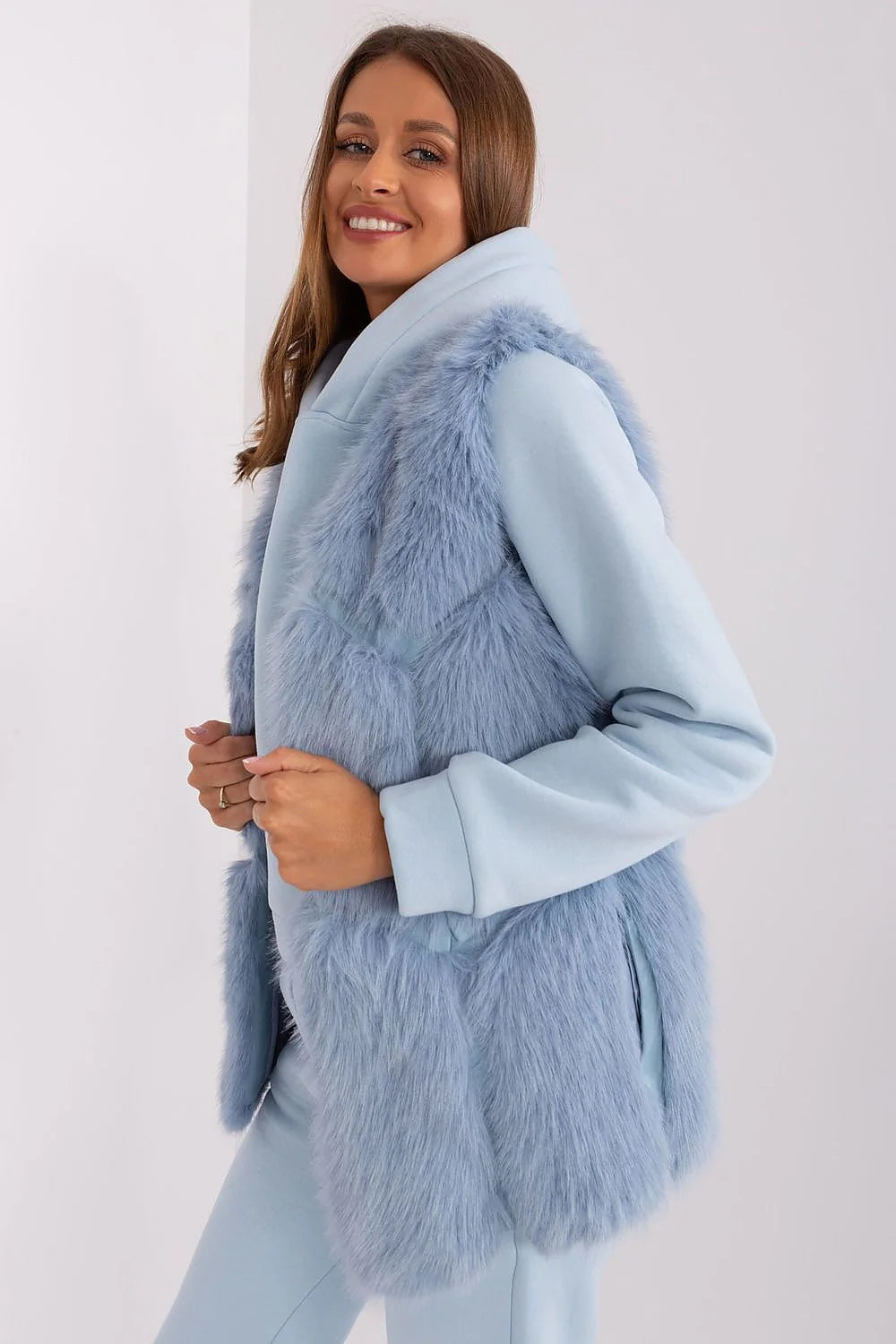 Gilet en fausse fourrure bleu pastel sans manches pour femme, style chic et moderne, matériau doux, occasions multiples