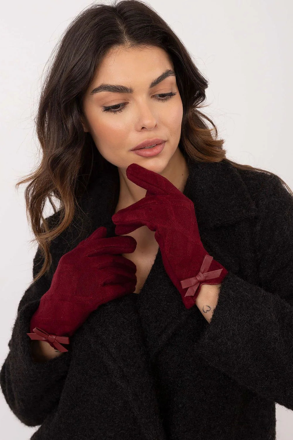 Gants élégants pour femmes en daim synthétique couleur bordeaux avec nœuds décoratifs et motifs fleuris
