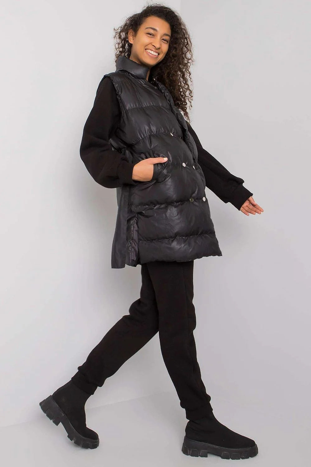 Ensemble féminin moderne et stylé avec gilet matelassé, sweat-shirt et pantalon de jogging beige