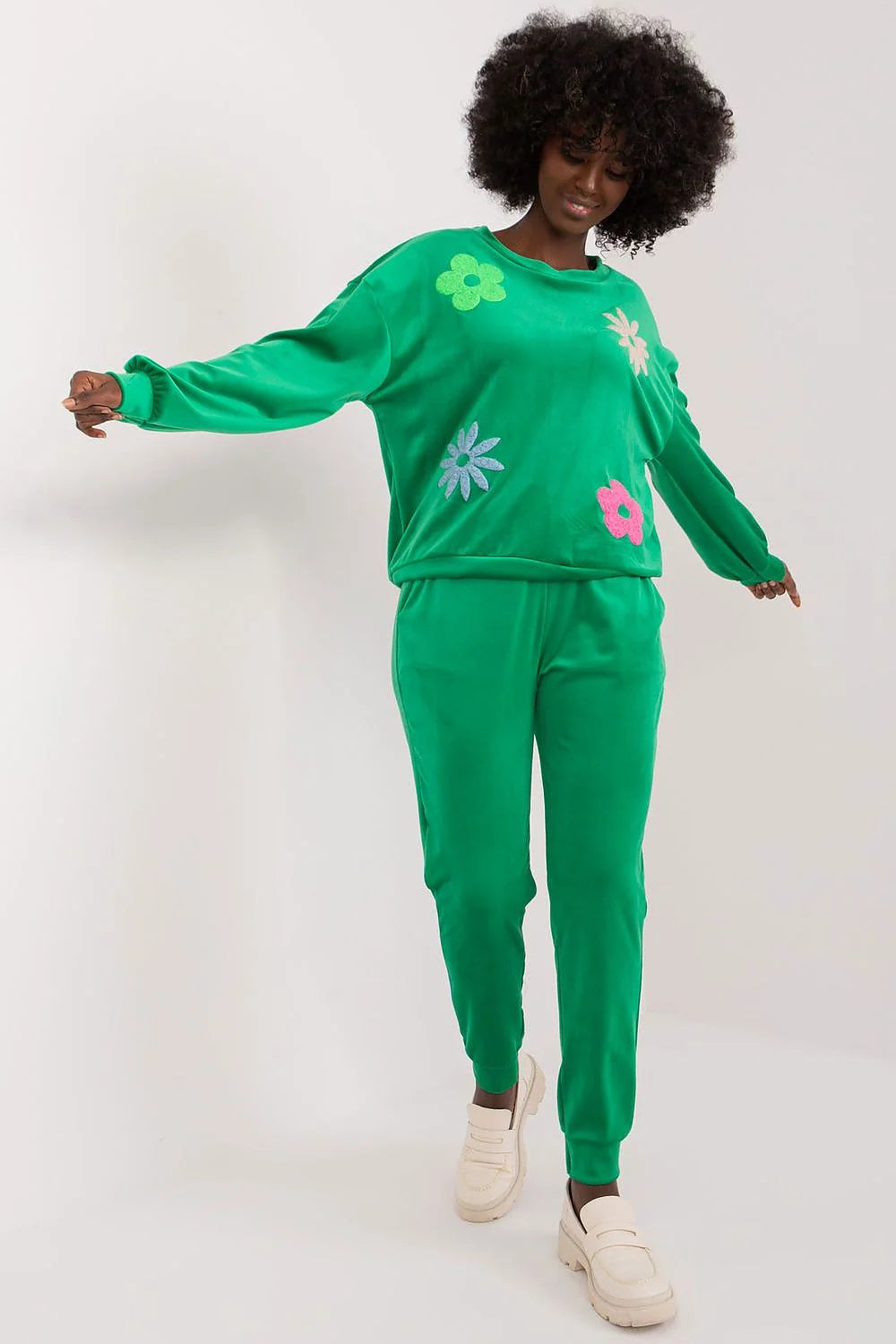 Ensemble Italy Moda pour femme en velours vert vif, sweat-shirt et pantalon assortis, motifs floraux, coupe ample et confortable, style décontracté et tendance