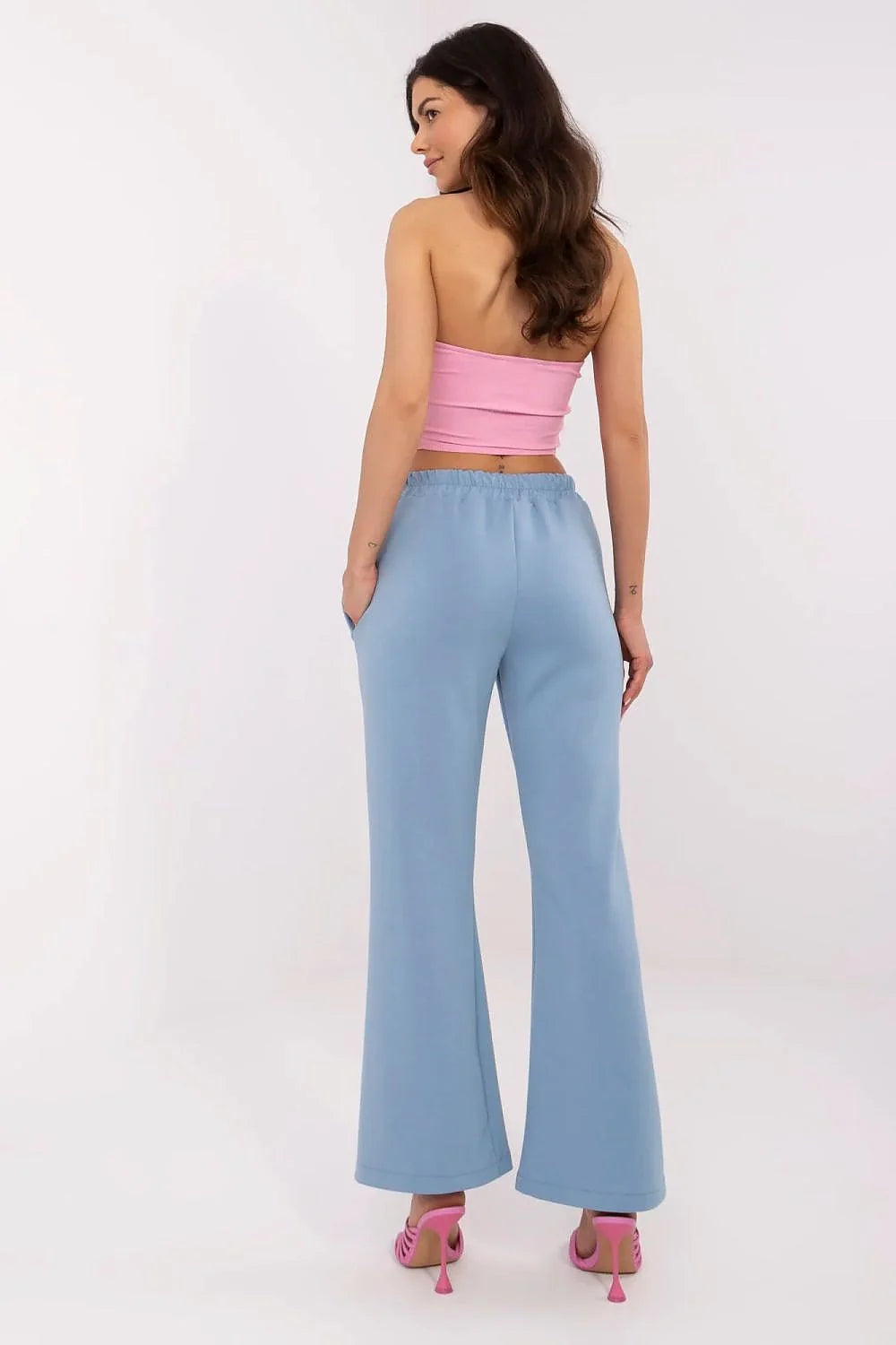 Ensemble mode femme bustier sans bretelles pantalon large taille haute sandales talon lanières croisées couleur pastel bleu rose