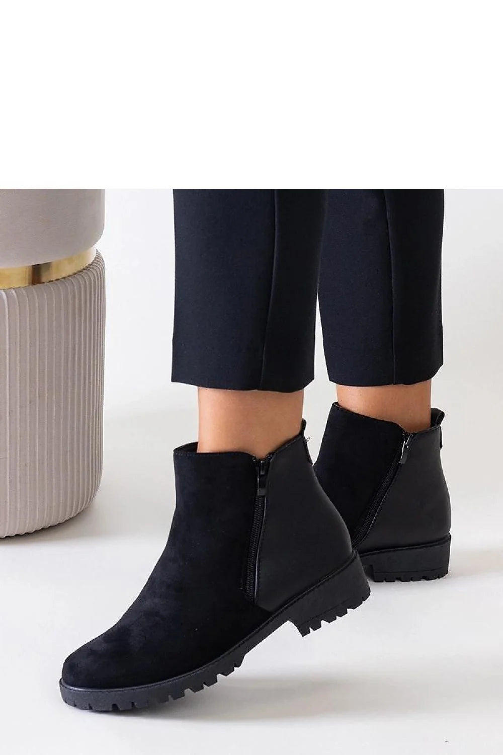bottines plateforme daim noir femme Chelsea ajustée cheville cuir lisse zippée semelle crantée antidérapante talon plat urbain polyvalent sophistiquée confortable
