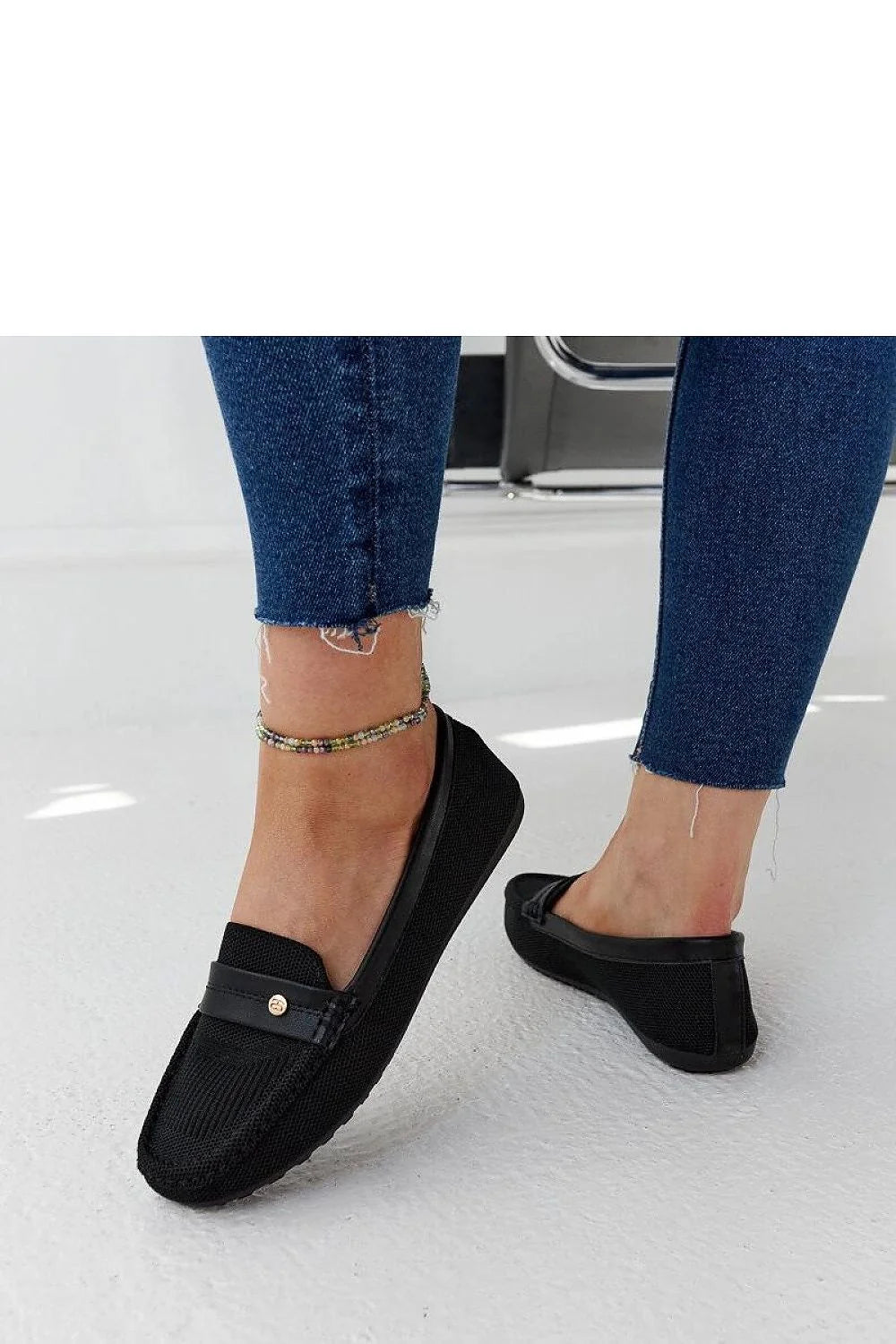 Moccasins pour femmes style décontracté moderne en tissu Fombio noir cuir bandes surpiqûres logo métallique semelle caoutchouc plate basse