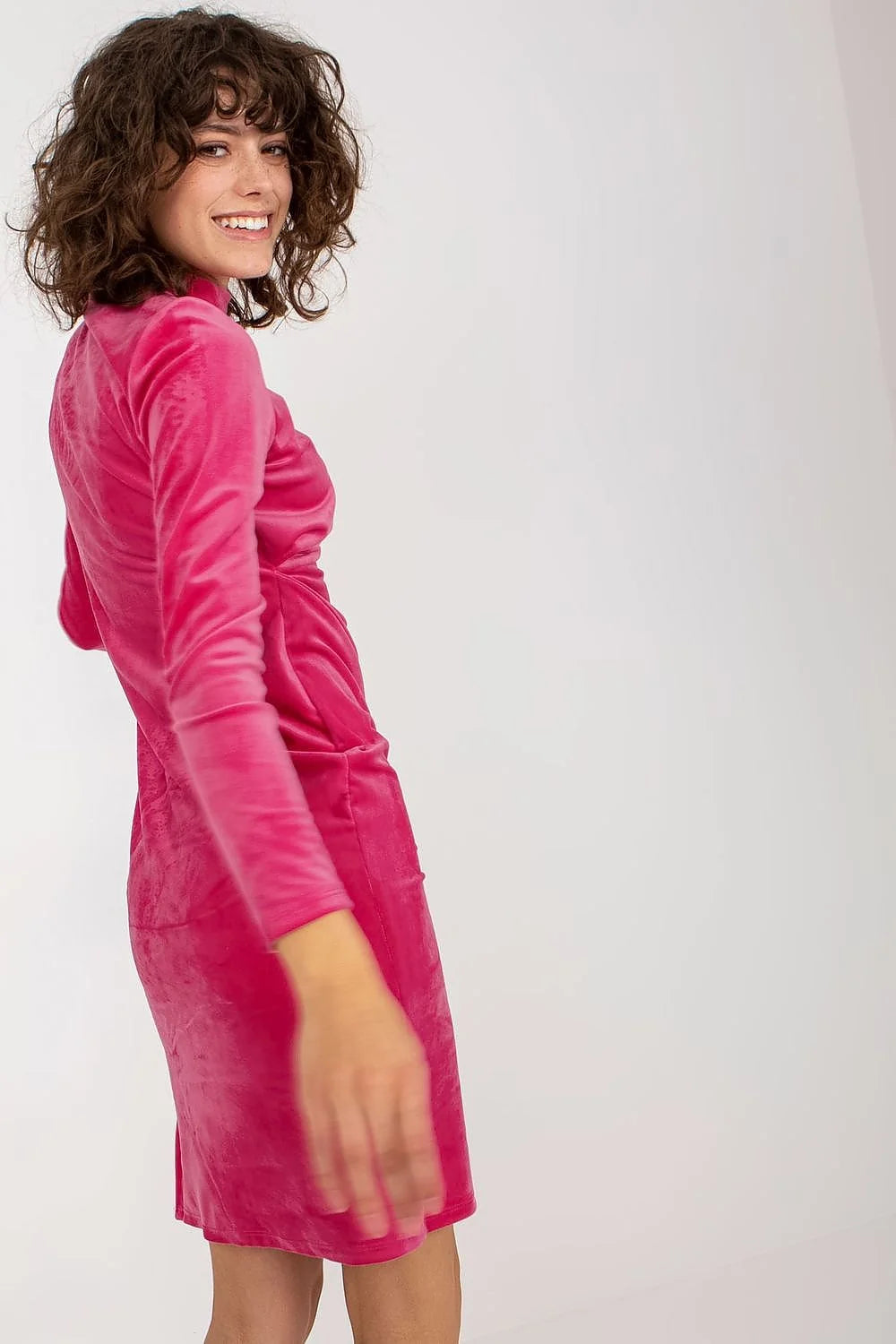 Robe de soirée élégante en velours manches longues col montant fente détails drapés rose vif femme soirée