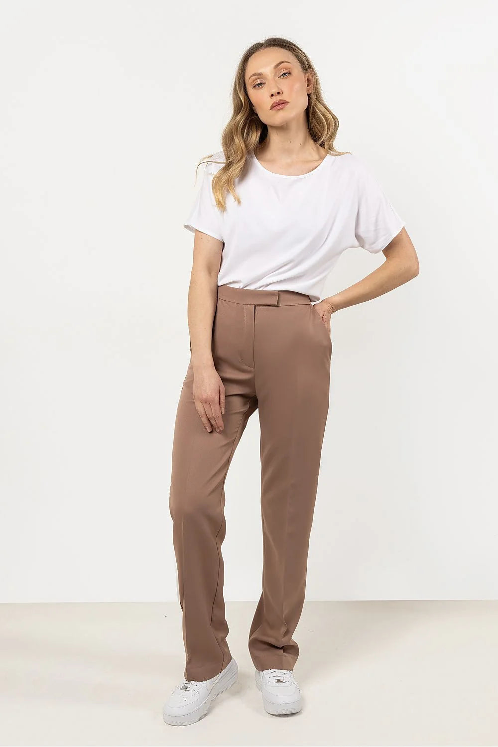 pantalon femme droit taille haute taupe fluide stretch plis marqués poches latérales passepoils arrière passants ceinture bouton zip élégant professionnel