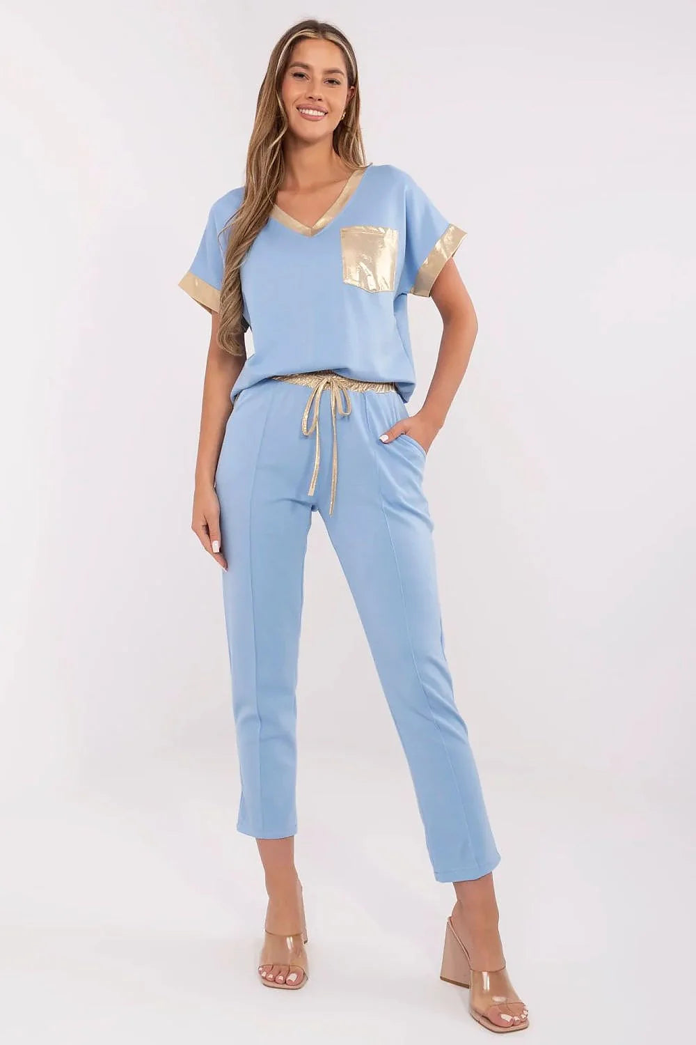 Ensemble féminin Italy Moda chemisier V-neck manches courtes pantalon taille haute ceinture dorée bleu pastel occasionnels décontracté chic moderne